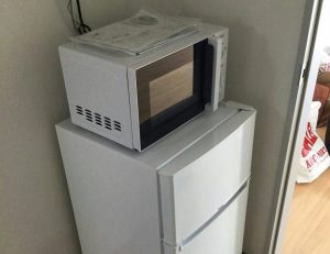 レンタルで納品した電子レンジと冷蔵庫の写真