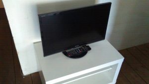 レンタルで納品したテレビとテレビ台の写真