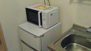 レンタルで納品した電子レンジと冷蔵庫の写真