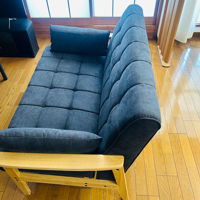 家具レンタル　二人掛けウッドフレームソファの写真