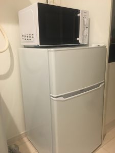家電レンタル85L冷蔵庫、電子レンジの写真