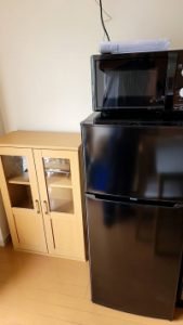 85L冷蔵庫ブラック、電子レンジブラック、ミニ食器棚の写真