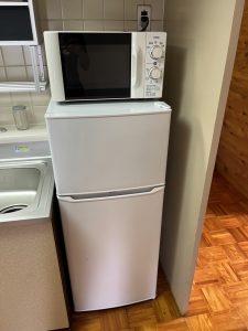 120L冷蔵庫、電子レンジの写真