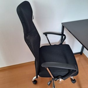 家具レンタルデスクチェアとデスクの写真