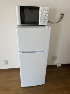 130L冷蔵庫、電子レンジの写真