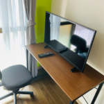 大阪府箕面市でデスクとデスクチェアとテレビとローボードを家電レンタルと家具レンタルしていただきました！