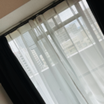 大阪府寝屋川市でカーテンと3段スチールラックと電気ケトルを家電レンタルと家具レンタルしていただきました！