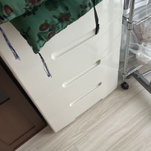 家具レンタル4段ウッドトップチェストの写真