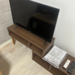 京都府京都市北区でテレビと伸縮テレビ台とローテーブルとスティック掃除機を家電レンタルと家具レンタルしていただきました！